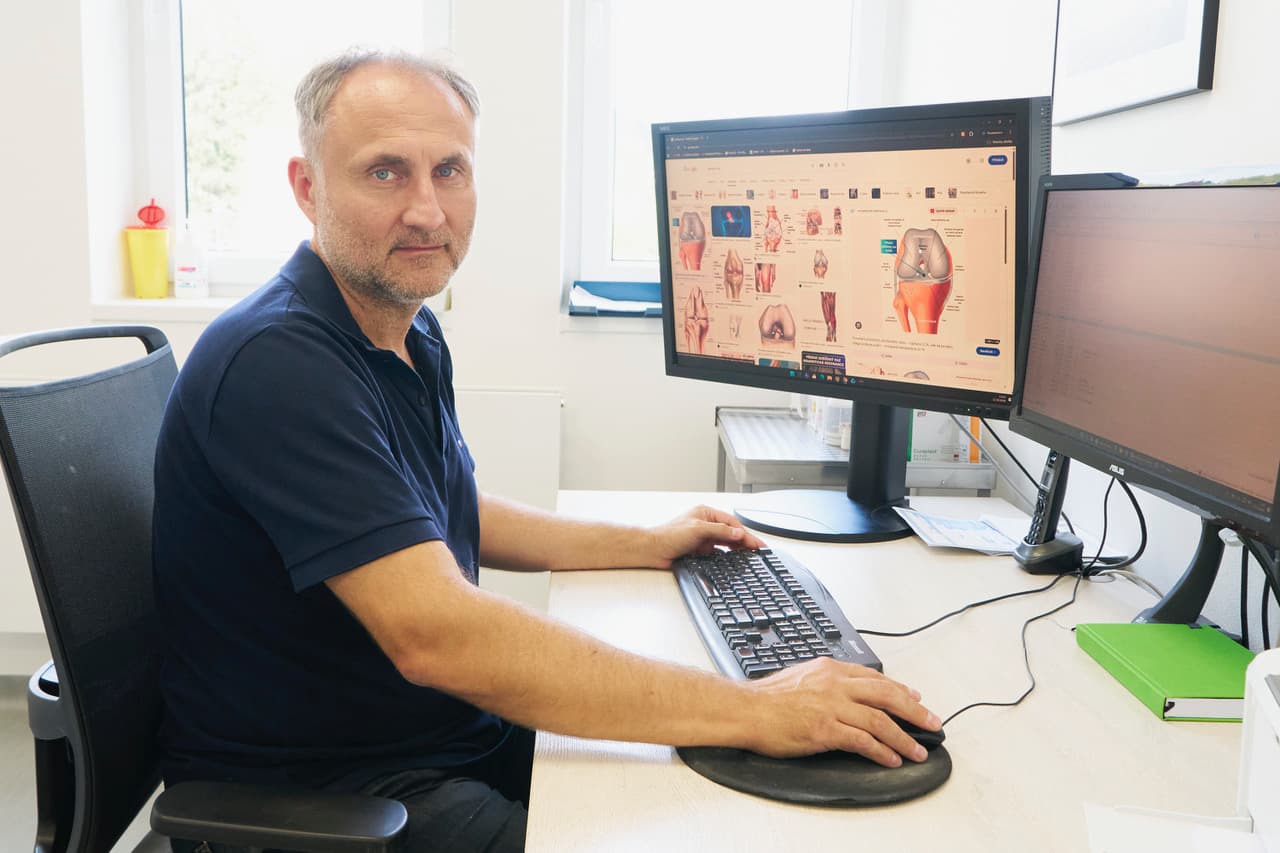 Chirurg Vlastimil Karlík při práci na počítači v ordinaci